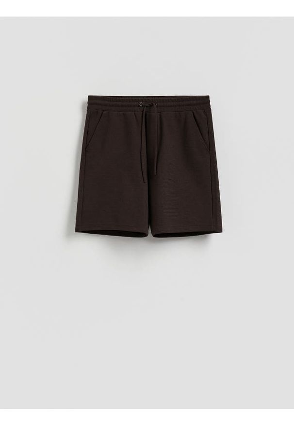 Reserved - Strukturalne szorty regular fit - brązowy. Kolor: brązowy. Materiał: dzianina, bawełna