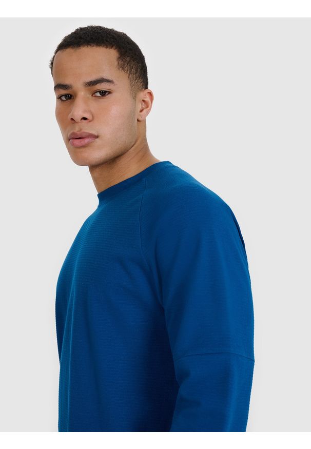 4f - 4F Bluza dresowa nierozpinana bez kaptura męska - niebieska S. Okazja: na co dzień. Typ kołnierza: bez kaptura. Kolor: niebieski. Materiał: dresówka. Długość rękawa: raglanowy rękaw. Wzór: ze splotem. Styl: casual, sportowy