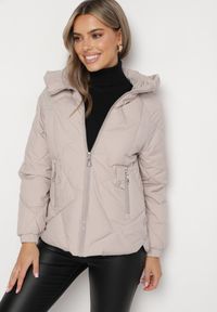 Born2be - Jasnobeżowa Pikowana Kurtka z Kapturem Rękawy Zakończone Gumką Liliaz. Okazja: do pracy, na spacer, na co dzień, na spotkanie biznesowe. Typ kołnierza: kaptur. Kolor: beżowy. Materiał: jeans. Styl: casual, elegancki, biznesowy #1