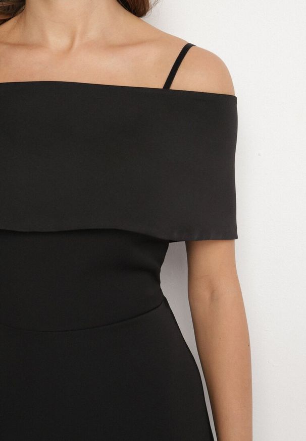 Born2be - Czarna Sukienka o Rozkloszowanym Kroju na Ramiączkach z Wywijanym Dekoltem Jenathia. Okazja: na wesele, na ślub cywilny, na studniówkę, na imprezę. Kolor: czarny. Długość rękawa: na ramiączkach