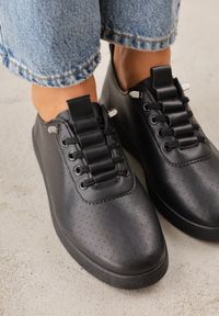 Born2be - Czarne Wsuwane Tenisówki z Perforacją i Podeszwą z Bieżnikiem Illanya. Okazja: na co dzień. Zapięcie: bez zapięcia. Kolor: czarny. Materiał: jeans. Szerokość cholewki: normalna. Styl: casual, klasyczny #3