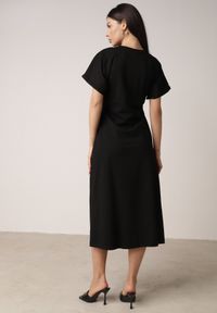 Born2be - Czarna Sukienka o Rozkloszowanym Kroju z Marszczeniem i Rozcięciem Zinnariae. Okazja: na co dzień. Kolor: czarny. Materiał: jeans. Styl: casual #6