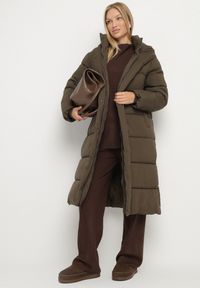 Born2be - Ciemnozielona Długa Pikowana Kurtka z Kapturem Acaltte. Typ kołnierza: kaptur. Kolekcja: plus size. Kolor: zielony. Materiał: jeans. Długość: długie. Sezon: zima. Styl: klasyczny #7