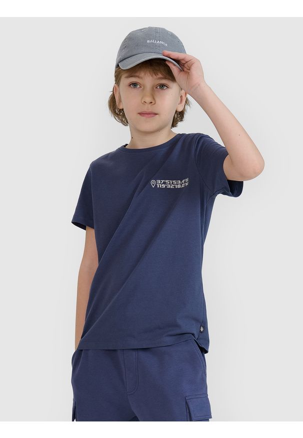 4f - 4F T-shirt regular z nadrukiem chłopięcy - szary 128 (7-8 lat). Okazja: na co dzień. Kolor: szary. Materiał: dzianina, jersey, bawełna. Długość rękawa: krótki rękaw. Długość: krótkie. Wzór: nadruk. Sezon: lato. Styl: casual, klasyczny, sportowy