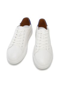 Wittchen - Męskie sneakersy skórzane klasyczne kremowo-granatowe. Nosek buta: okrągły. Kolor: wielokolorowy, niebieski, kremowy. Materiał: skóra. Wzór: gładki, kolorowy. Sezon: lato