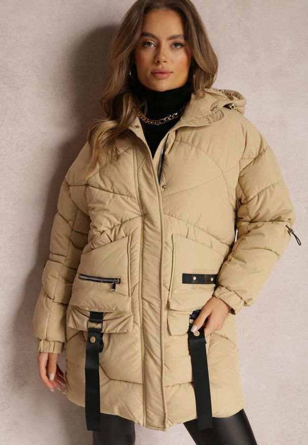 Renee - Beżowa Kurtka Pikowana Kagia. Typ kołnierza: komin. Kolor: beżowy. Materiał: materiał, jeans, wełna. Długość rękawa: długi rękaw. Długość: długie. Wzór: paski, aplikacja. Sezon: zima