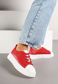 Renee - Czerwone Płaskie Sneakersy Vices ze Sznurowaniem Lorori. Okazja: na co dzień. Zapięcie: sznurówki. Kolor: czerwony. Materiał: jeans. Sezon: lato, wiosna #1