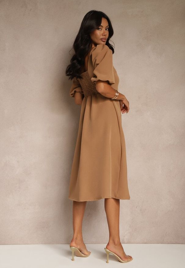 Renee - Jasnobrązowa Rozkloszowana Sukienka Ozdobiona Bufiastymi Rękawami Melianis. Okazja: na co dzień. Typ kołnierza: dekolt kwadratowy. Kolor: beżowy. Materiał: skóra. Wzór: aplikacja. Styl: casual, klasyczny