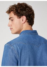 Wrangler - MĘSKA KOSZULA JEANSOWA WRANGLER 27MW 2YEAR W5MSLW922 112130247. Okazja: na co dzień, do pracy. Materiał: jeans. Długość rękawa: długi rękaw. Długość: długie. Styl: klasyczny, casual #4