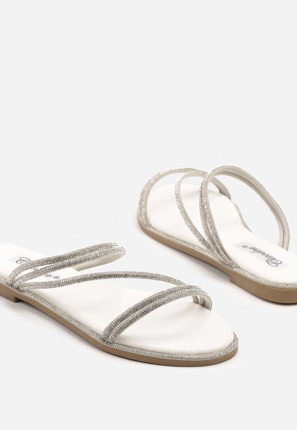Born2be - Białe Klapki Ozdobione Cyrkoniami Ravsedi. Okazja: na co dzień. Kolor: biały. Wzór: aplikacja. Sezon: lato. Styl: casual