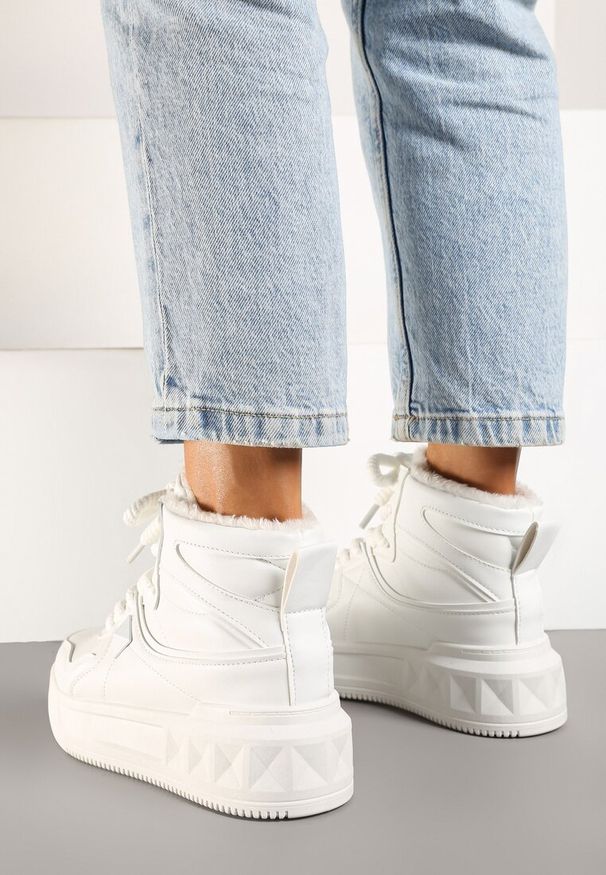 Born2be - Białe Sneakersy za Kostkę z Futrzaną Wyściółką Emindria. Okazja: na co dzień. Wysokość cholewki: za kostkę. Kolor: biały. Materiał: futro