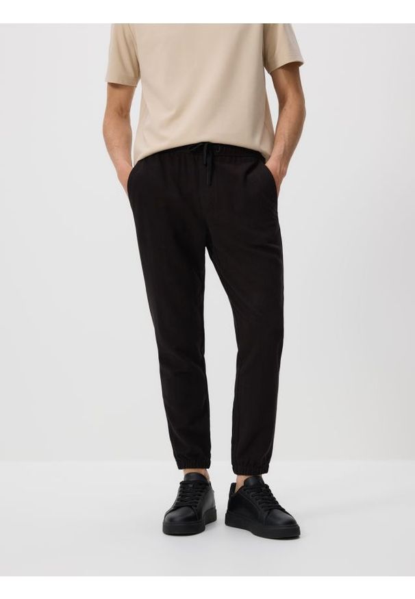 Reserved - Spodnie jogger z lnem - czarny. Kolor: czarny. Materiał: len
