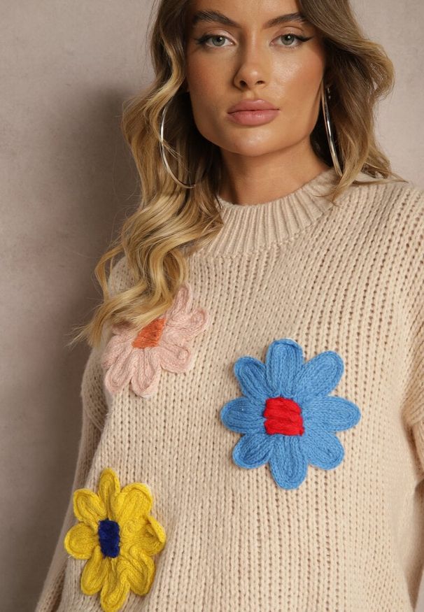 Renee - Beżowy Sweter z Wiskozą i Kwiatowym Motywem Labrienna. Okazja: na co dzień. Kolor: beżowy. Materiał: wiskoza. Długość rękawa: długi rękaw. Długość: długie. Wzór: kwiaty. Styl: elegancki, casual