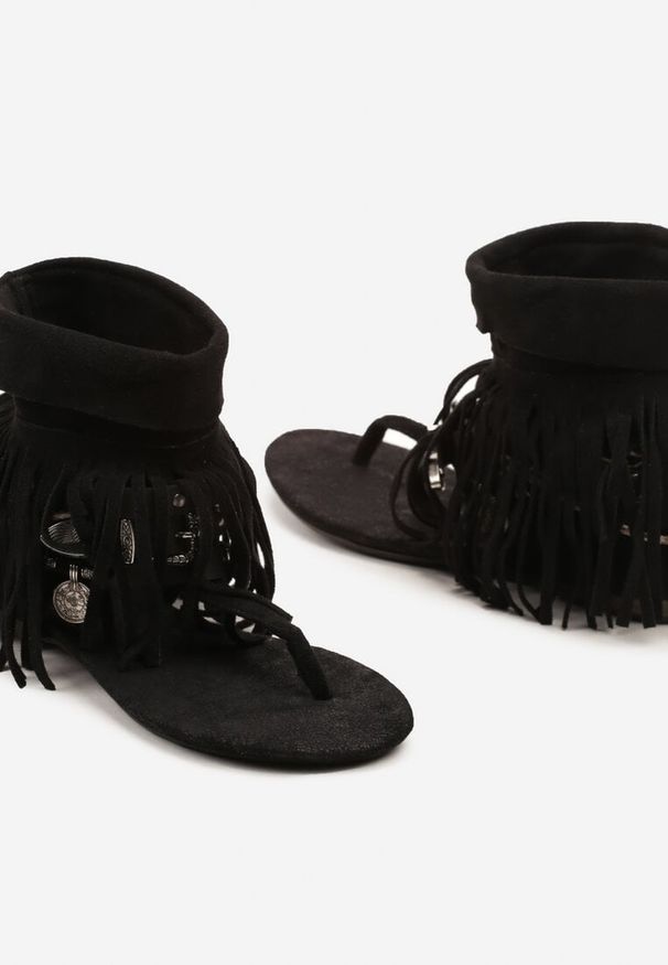 Born2be - Czarne Sandały Japonki w Stylu Boho z Frędzlami i Klamerkami Effivetia. Okazja: na co dzień, na imprezę. Kolor: czarny. Materiał: jeans. Wzór: aplikacja. Sezon: lato. Styl: boho