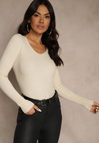Renee - Jasnobeżowy Sweter z Bawełną z Prążkowanej Dzianiny Reisaria. Okazja: na co dzień. Kolor: beżowy. Materiał: dzianina, bawełna, prążkowany. Styl: casual, klasyczny