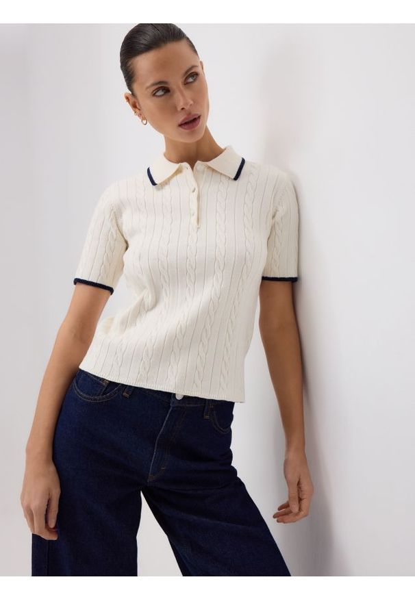 Reserved - Sweter polo z wiskozą - kremowy. Typ kołnierza: polo. Kolor: kremowy. Materiał: wiskoza