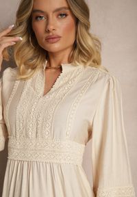 Renee - Jasnobeżowa Rozkloszowana Sukienka z Wiskozy w Stylu Boho z Koronką i Gumką Gonalien. Okazja: na co dzień. Typ kołnierza: dekolt w kształcie V. Kolor: beżowy. Materiał: koronka, wiskoza. Wzór: koronka. Sezon: lato, wiosna. Styl: boho #5