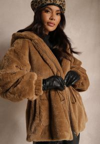 Renee - Brązowa Kurtka Futerkowa z Kapturem Ściągana w Pasie Weriste. Okazja: na spacer. Typ kołnierza: kaptur. Kolor: brązowy. Materiał: jeans. Długość rękawa: długi rękaw. Długość: długie. Styl: elegancki #2