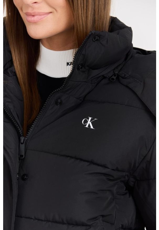 Calvin Klein - CALVIN KLEIN Сzarna damska kurtka z drobnym logo. Okazja: na co dzień. Kolor: czarny. Materiał: poliester. Długość rękawa: długi rękaw. Długość: długie. Styl: klasyczny, casual