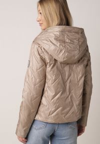 Born2be - Brązowa Kurtka Pikowana z Nieodpinanym Kapturem i Aplikacją na Rękawie Endora. Okazja: na spacer, na co dzień. Kolor: brązowy. Materiał: poliester, jeans. Wzór: aplikacja. Styl: casual, elegancki #3