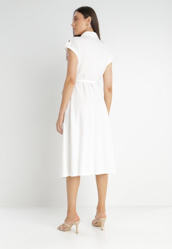 Born2be - Biała Sukienka Koszulowa Phinitrite. Okazja: na co dzień. Kolor: biały. Wzór: aplikacja. Typ sukienki: koszulowe. Materiał: materiał. Długość rękawa: krótki rękaw. Sezon: lato. Styl: casual. Długość: midi