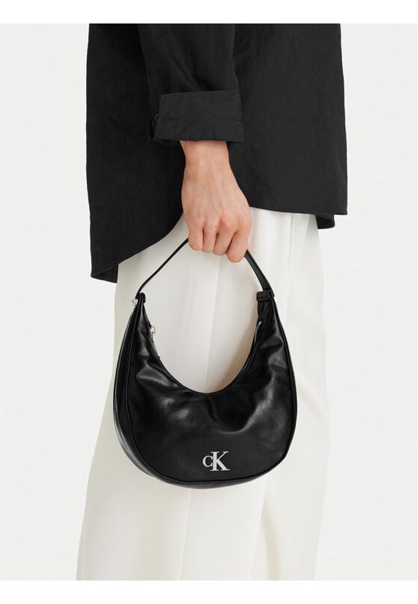 Calvin Klein Torebka Buckle Small Bag LV04F3513G Czarny. Kolor: czarny. Materiał: skórzane