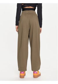 Adidas - adidas Spodnie dresowe Essentials Fleece Boyfriend JIY9692 Khaki Loose Fit. Kolor: brązowy. Materiał: bawełna #5