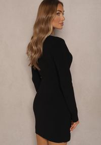 Renee - Czarna Dopasowana Sukienka Retro z Dzianiny z Wiskozą Zdobiona Napami Teremena. Okazja: na co dzień. Typ kołnierza: dekolt w kształcie V. Kolor: czarny. Materiał: dzianina, wiskoza. Wzór: aplikacja. Styl: retro #4