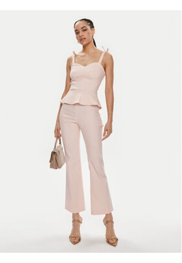Guess Spodnie materiałowe Ornella W4GB18 WG492 Różowy Regular Fit. Kolor: różowy. Materiał: syntetyk