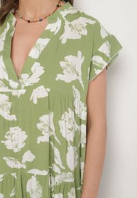 Born2be - Jasnozielona Bawełniana Sukienka o Kroju Oversize w Kwiaty Liralea. Okazja: na co dzień, na spacer. Kolor: zielony. Materiał: bawełna. Wzór: kwiaty. Typ sukienki: oversize. Styl: klasyczny, casual #5
