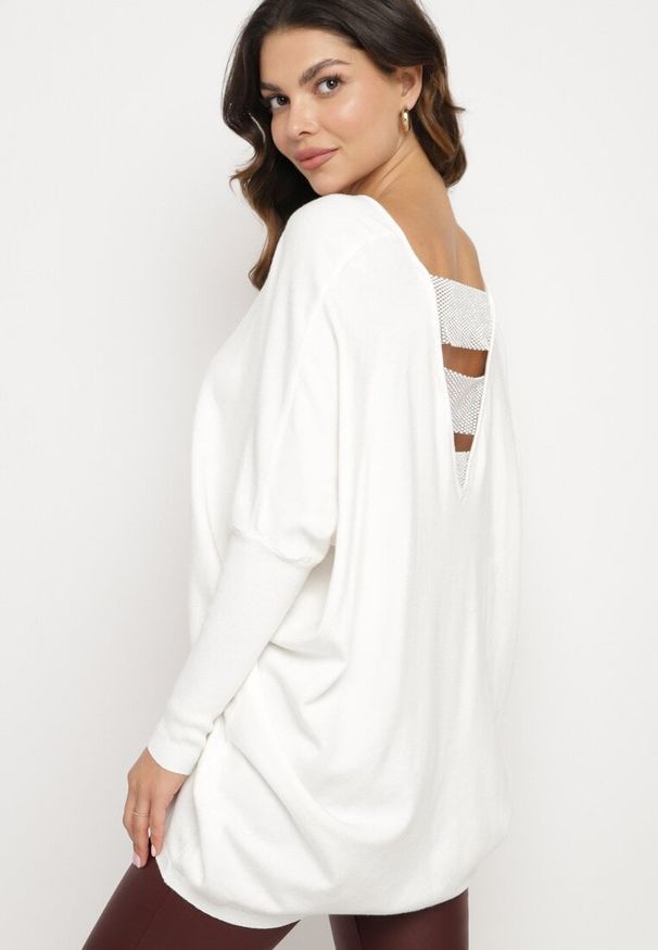 Born2be - Biała Bluzka z Wiskozą o Nietoperzowym Kroju z Wycięciem na Plecach z Cyrkoniami Vaivenne. Okazja: na co dzień. Kolor: biały. Materiał: wiskoza. Długość rękawa: długi rękaw. Długość: długie. Wzór: aplikacja. Styl: elegancki, casual, klasyczny, wizytowy