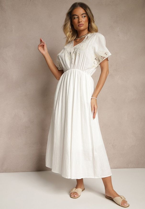 Renee - Biała Bawełniana Sukienka w Stylu Boho z Kieszonkami Orrane. Typ kołnierza: dekolt w kształcie V. Kolor: biały. Materiał: bawełna. Wzór: haft. Sezon: lato. Styl: boho