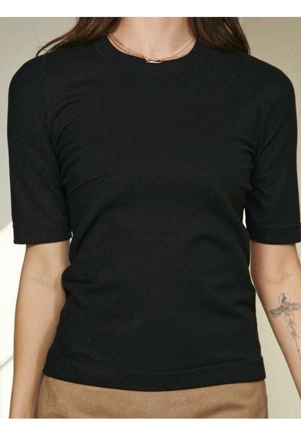 Sinsay - Swetrowa bluzka z krótkim rękawem - czarny. Kolor: czarny. Długość rękawa: krótki rękaw. Długość: krótkie