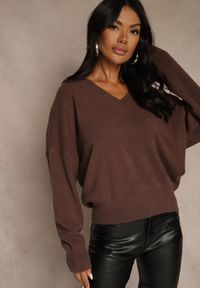 Renee - Brązowy Klasyczny Sweter z Wiskozą i Kaszmirem Marirra. Okazja: na co dzień, do pracy. Typ kołnierza: dekolt w serek. Kolor: brązowy. Materiał: wiskoza, kaszmir. Styl: klasyczny #3
