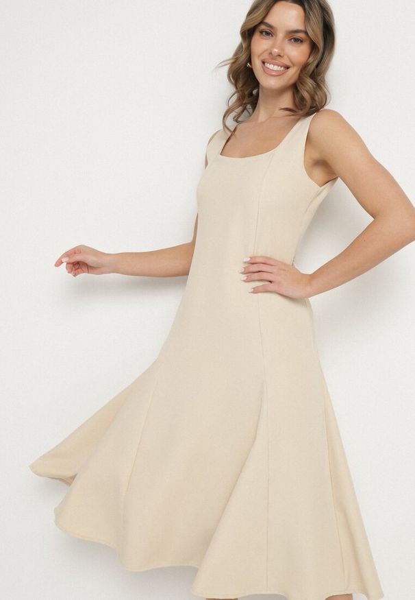 Born2be - Beżowa Klasyczna Sukienka o Rozkloszowanym Kroju Delure. Okazja: na imprezę. Typ kołnierza: dekolt kwadratowy. Kolor: beżowy. Wzór: aplikacja. Styl: klasyczny