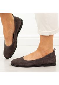 Brązowe skórzane baleriny damskie Filippo Dp7741/26. Okazja: na co dzień. Nosek buta: okrągły. Kolor: brązowy. Materiał: skóra, zamsz. Sezon: wiosna, lato. Obcas: na płaskiej podeszwie. Styl: klasyczny, casual #1