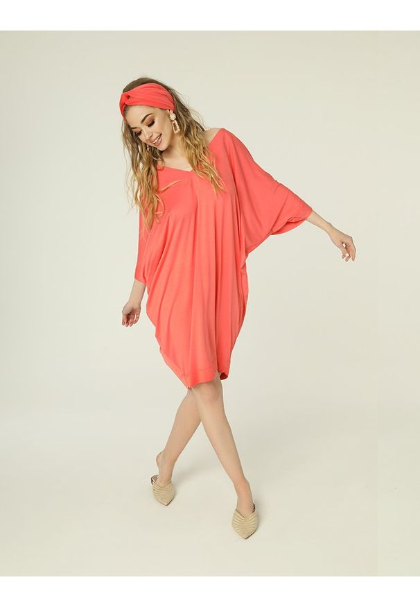 Madnezz - Sukienka Nelly - koral. Kolor: pomarańczowy. Materiał: wiskoza, elastan. Typ sukienki: oversize. Styl: etno