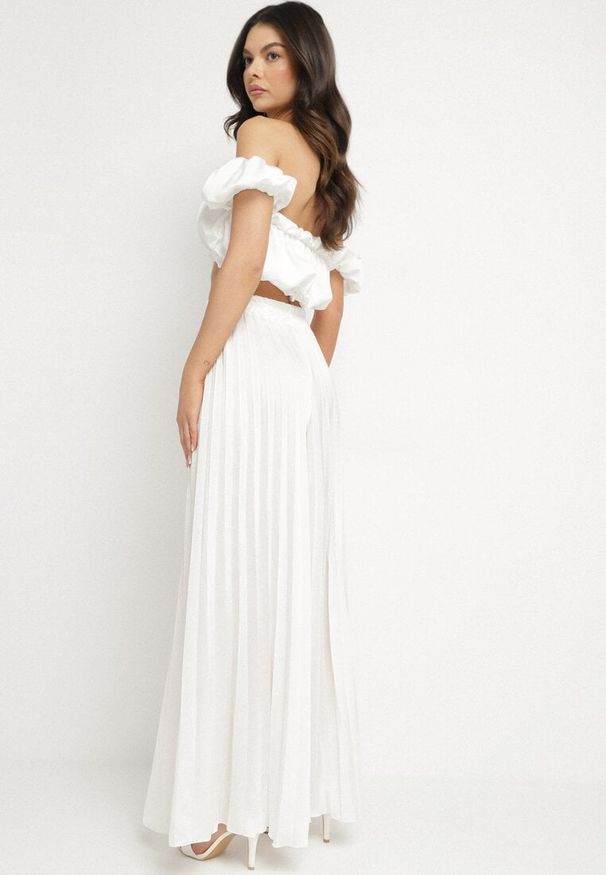 Born2be - Biały Komplet Satynowy Bufiasta Bluzka Hiszpanka i Plisowane Spodnie Mevela. Kolor: biały. Materiał: satyna