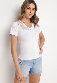 Born2be - Biały Bawełniany T-shirt z Dekoltem w Serek z Cyrkoniową Aplikacją Nirivale. Okazja: na co dzień. Typ kołnierza: dekolt w serek. Kolor: biały. Materiał: bawełna. Wzór: aplikacja. Styl: casual, elegancki