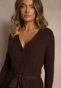 Renee - Brązowa Prążkowana Sukienka Dzianinowa z Domieszką Wełny Zapinana na Guziki Nalemma. Okazja: na co dzień. Typ kołnierza: dekolt w serek. Kolor: brązowy. Materiał: wełna, prążkowany, dzianina. Typ sukienki: dopasowane, sportowe. Styl: sportowy, casual