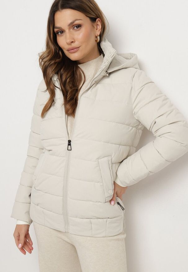 Born2be - Jasnobeżowa Pikowana Kurtka ze Ściągaczem w Pasie i Odpinanym Kapturem Valentissa. Okazja: na co dzień. Kolor: beżowy. Materiał: jeans. Styl: casual, klasyczny