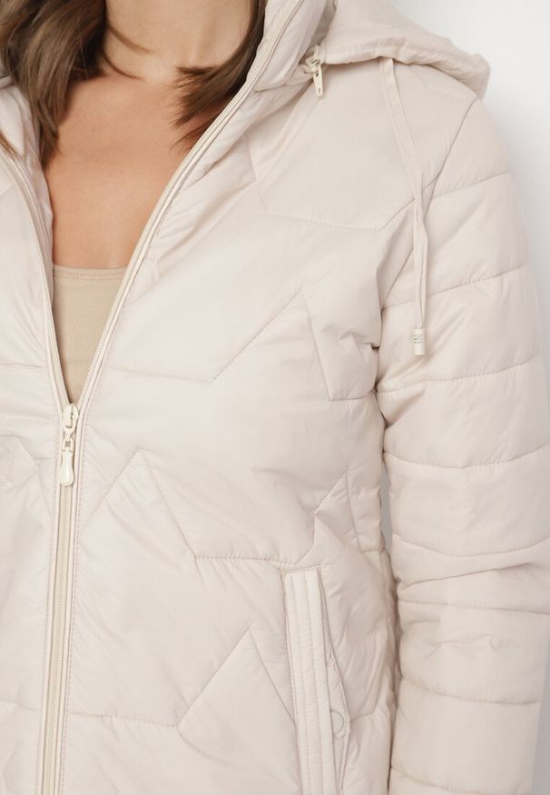 Born2be - Ciemnobeżowa Pikowana Kurtka z Odpinanym Kapturem Noridi. Okazja: na co dzień. Kolor: beżowy. Materiał: jeans. Styl: elegancki, casual, klasyczny