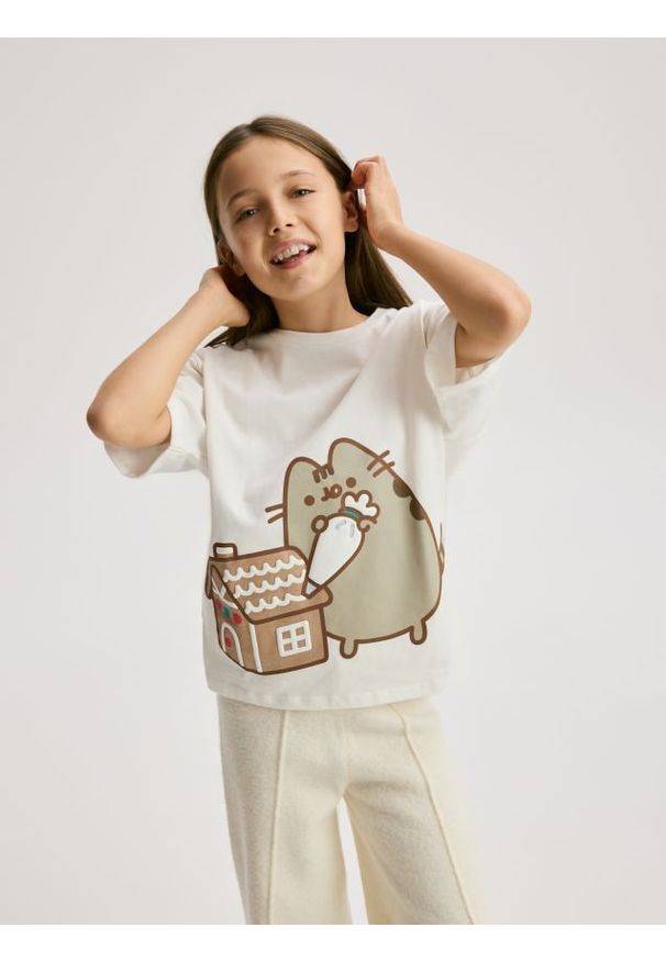 Reserved - T-shirt ze świątecznym nadrukiem Pusheen - złamana biel. Materiał: bawełna. Wzór: nadruk. Styl: wizytowy