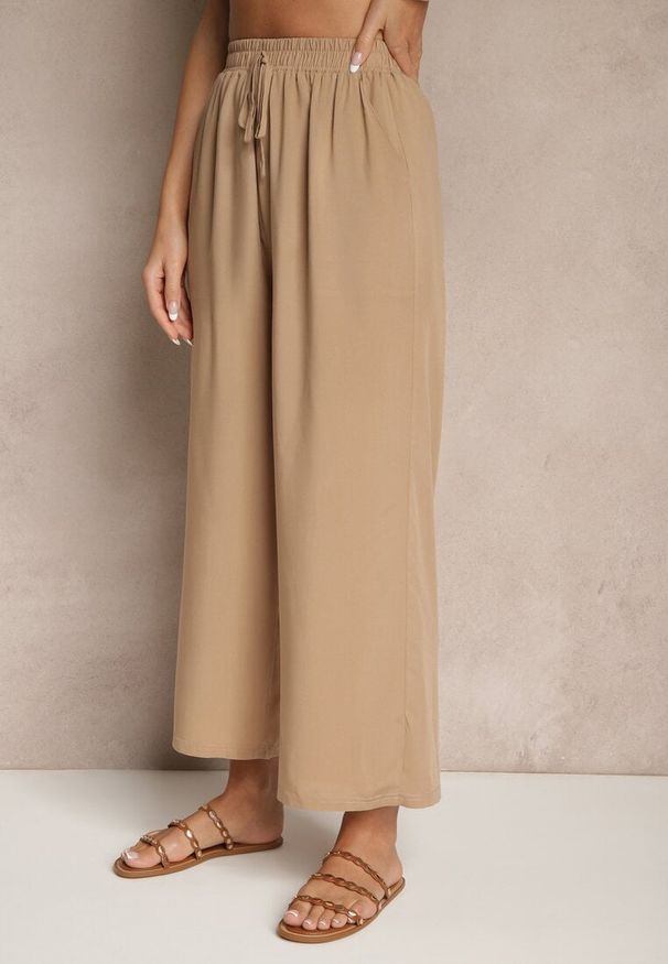 Renee - Ciemnobeżowe Spodnie z Bawełny Typu Palazzo z Gumką w Talii Fieana. Okazja: na spacer. Kolor: beżowy. Materiał: bawełna