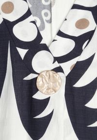 Renee - Granatowa Sukienka z Wiskozy Oversize z Etnicznym Printem Caliara. Okazja: na co dzień. Kolor: niebieski. Materiał: wiskoza. Wzór: nadruk. Typ sukienki: oversize. Styl: casual #8