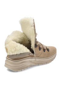 Brązowe Botki Rieker Ocieplane Obuwie Damskie. Okazja: na spacer, na co dzień. Kolor: beżowy. Materiał: skóra ekologiczna. Szerokość cholewki: normalna. Obcas: na obcasie. Styl: klasyczny, casual, elegancki. Wysokość obcasa: średni #8