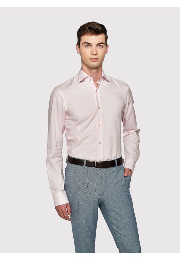 Pako Lorente - PAKO LORENTE – Gładka elegancka koszula męska w kolorze różowym. Typ kołnierza: kołnierzyk klasyczny. Kolor: różowy. Materiał: bawełna. Długość rękawa: długi rękaw. Długość: długie. Wzór: gładki. Styl: elegancki