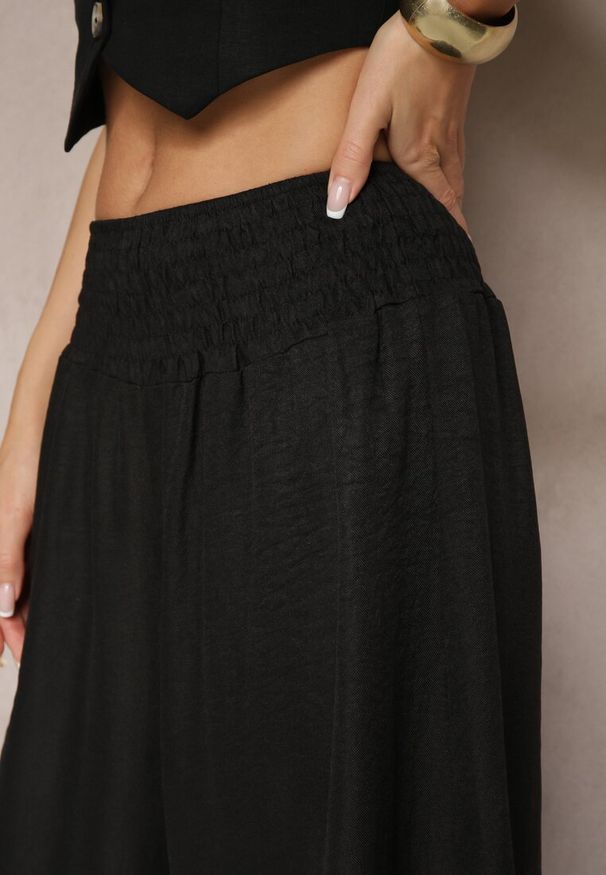 Renee - Czarne Szerokie Spodnie High Waist z Szeroką Gumą w Pasie Korissele. Okazja: na co dzień. Stan: podwyższony. Kolor: czarny. Materiał: guma. Wzór: aplikacja. Styl: casual, elegancki