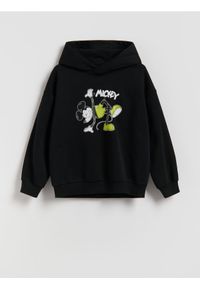 Reserved - Bluza Mickey Mouse z kapturem - czarny. Typ kołnierza: kaptur. Kolor: czarny. Materiał: bawełna, dzianina. Wzór: motyw z bajki