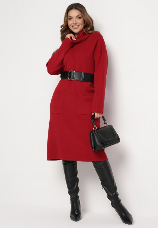 Born2be - Czerwona Pudełkowa Sukienka Midi z Golfem i Kieszeniami Bikara. Typ kołnierza: golf. Kolor: czerwony. Materiał: dzianina. Długość: midi